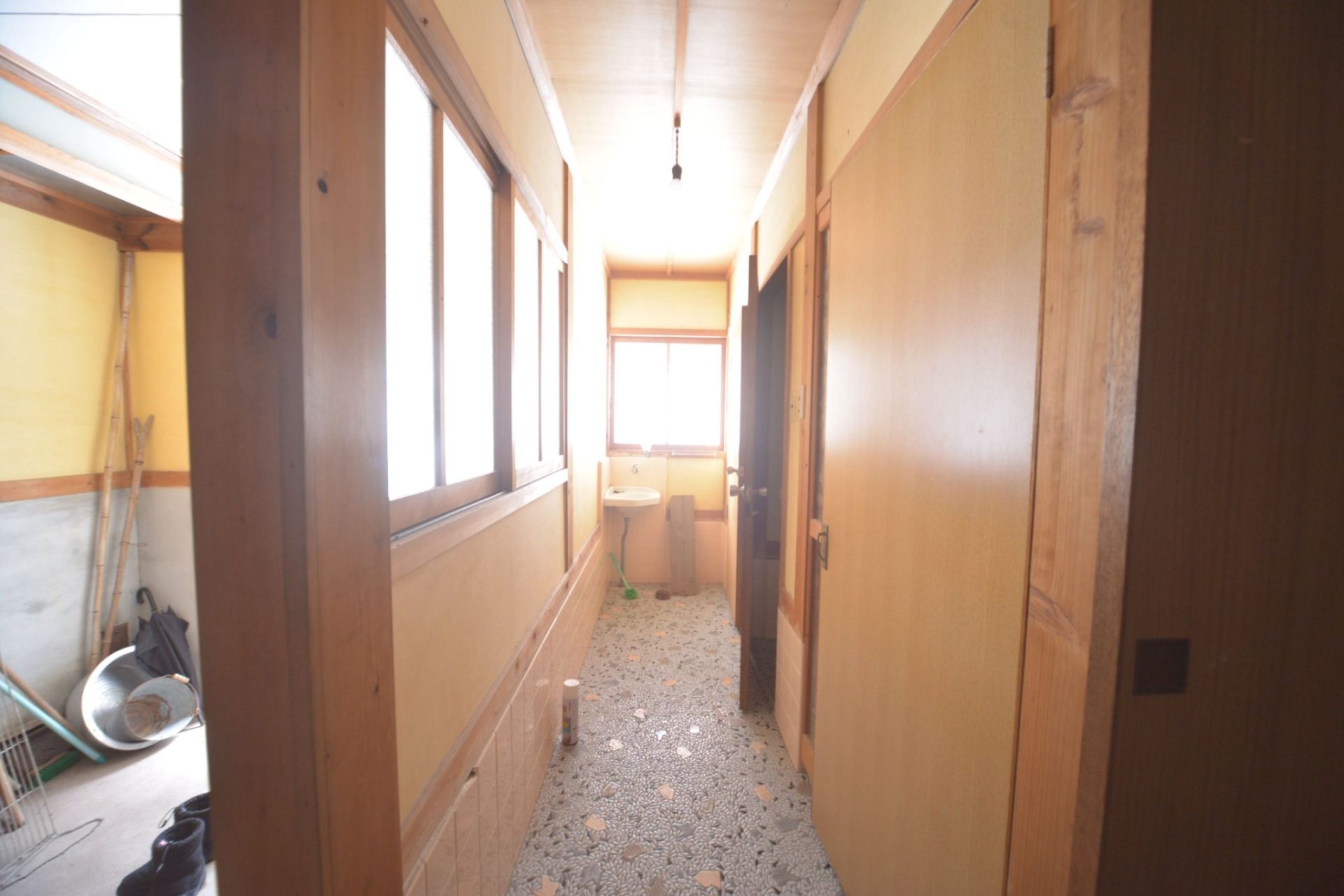 修繕前の廊下（右手が和式トイレ）
