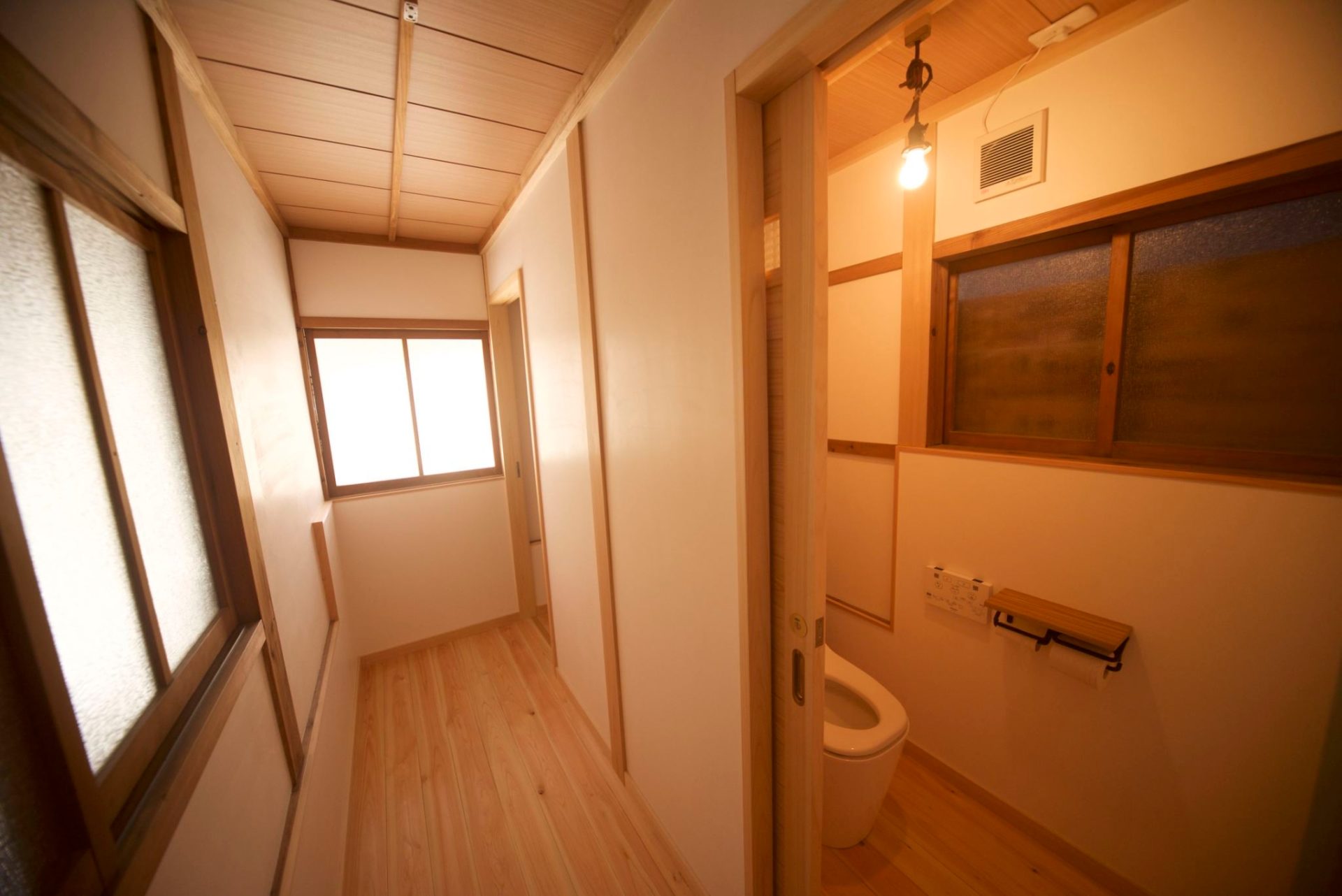 修繕後の廊下（右手は洋式トイレに変身）