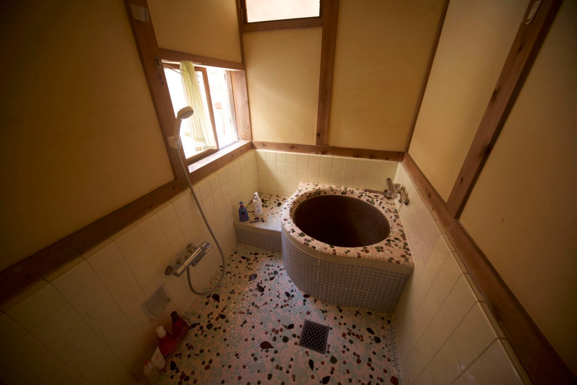 外観はそのまま残した五右衛門風呂（ガス給湯器を新調）