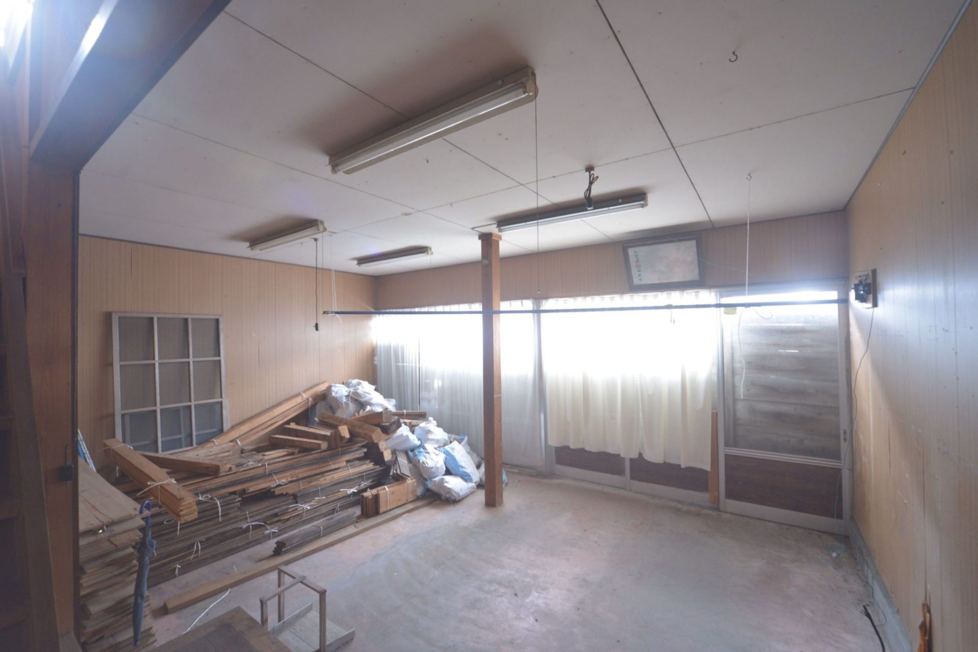 石丸家入居前の土間スペース（元家主さんは昔ここで海水浴用品を販売）
