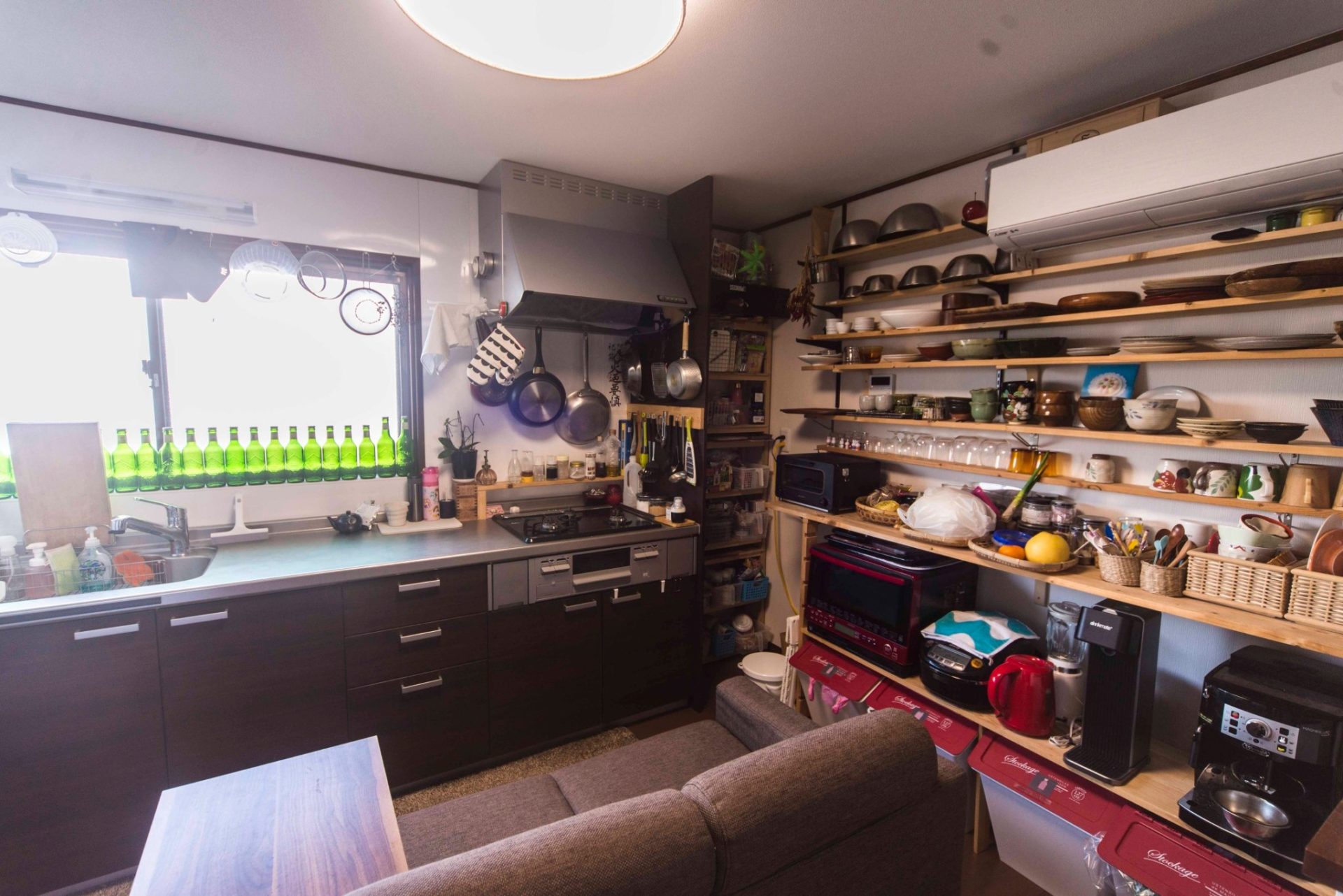 修繕後のシステムキッチン（右側はDIYで作った食器棚）