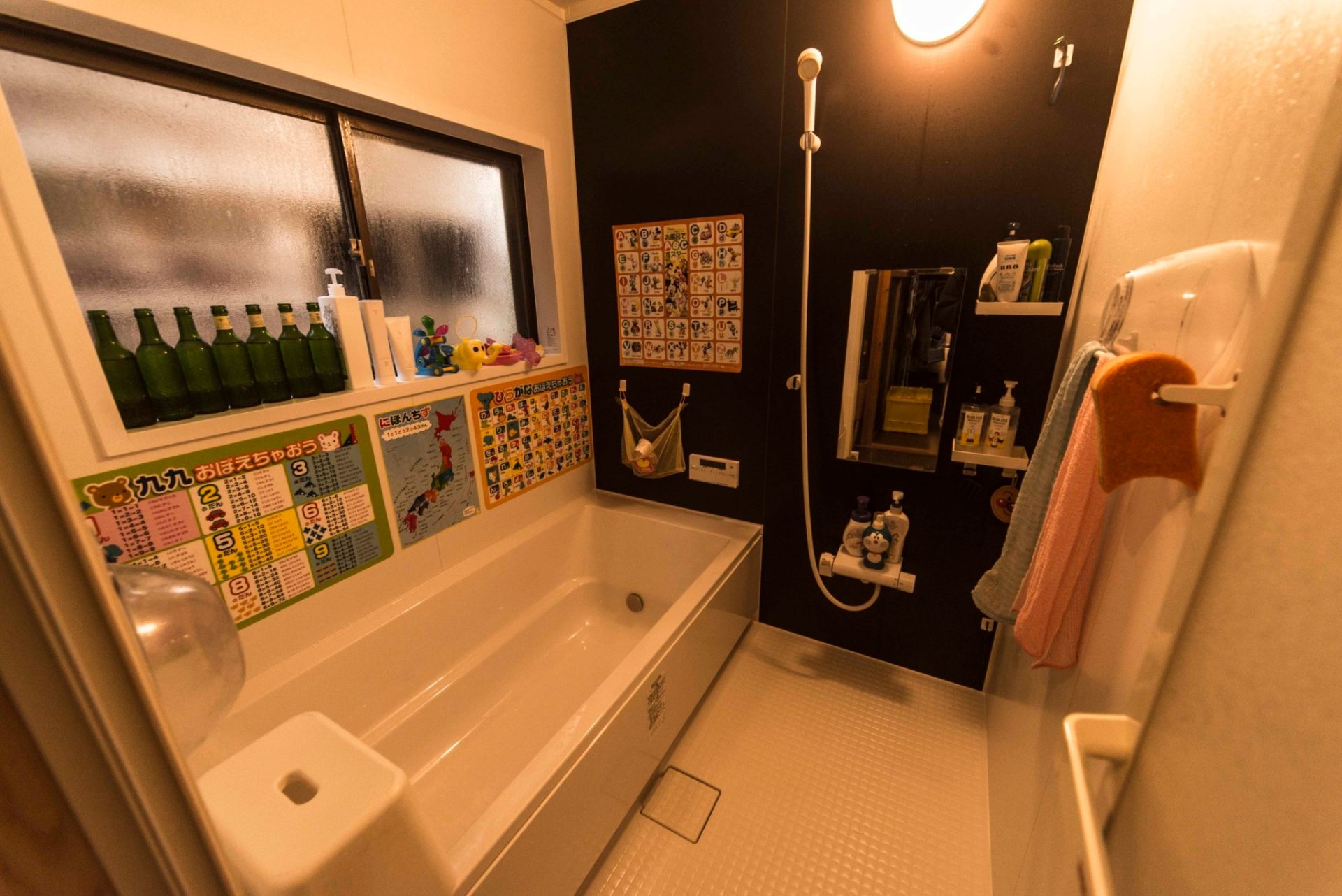修繕後のユニットバス（壁の地図や九九が微笑ましい）