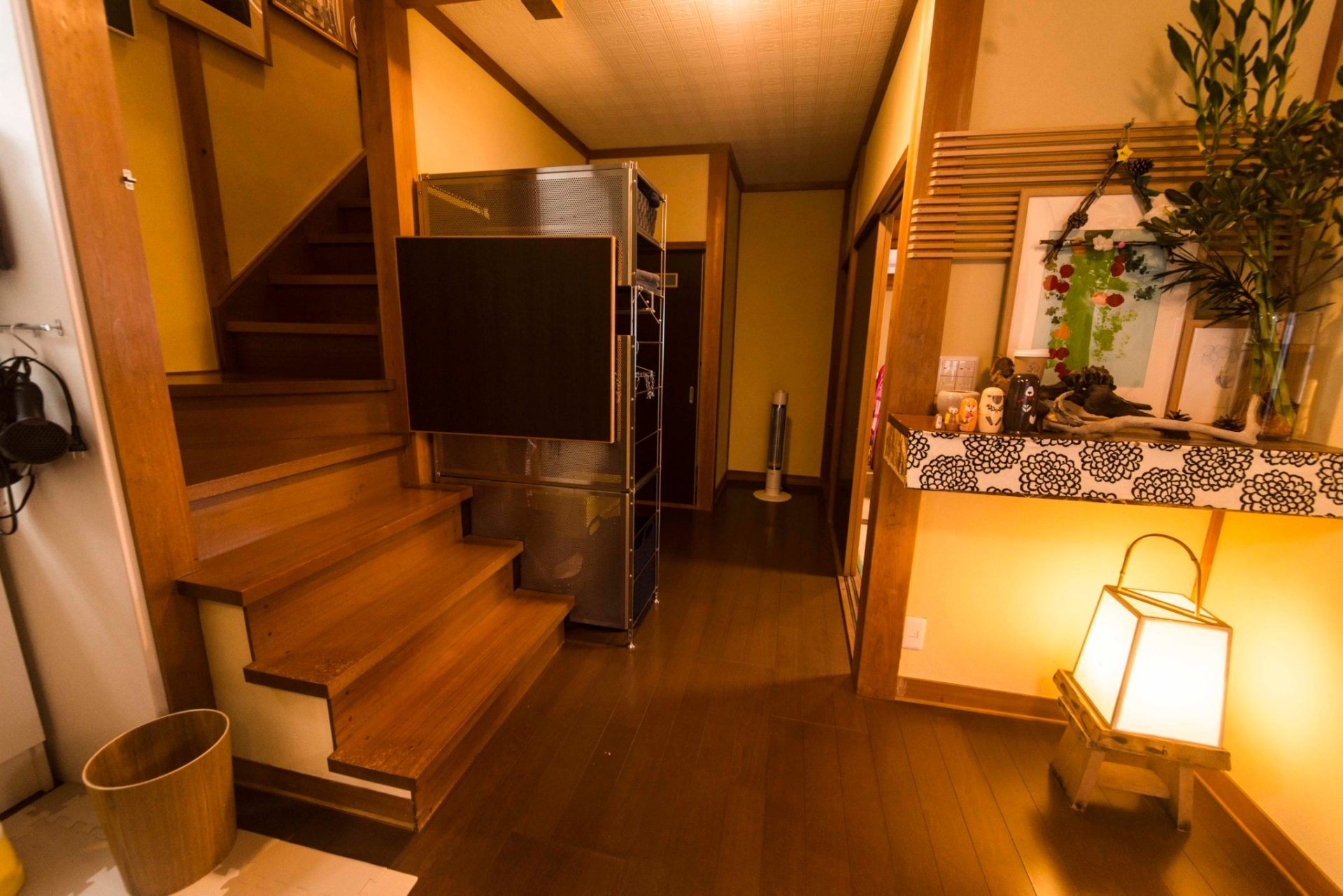 美しい玄関周り（天井の地模様がおしゃれ）