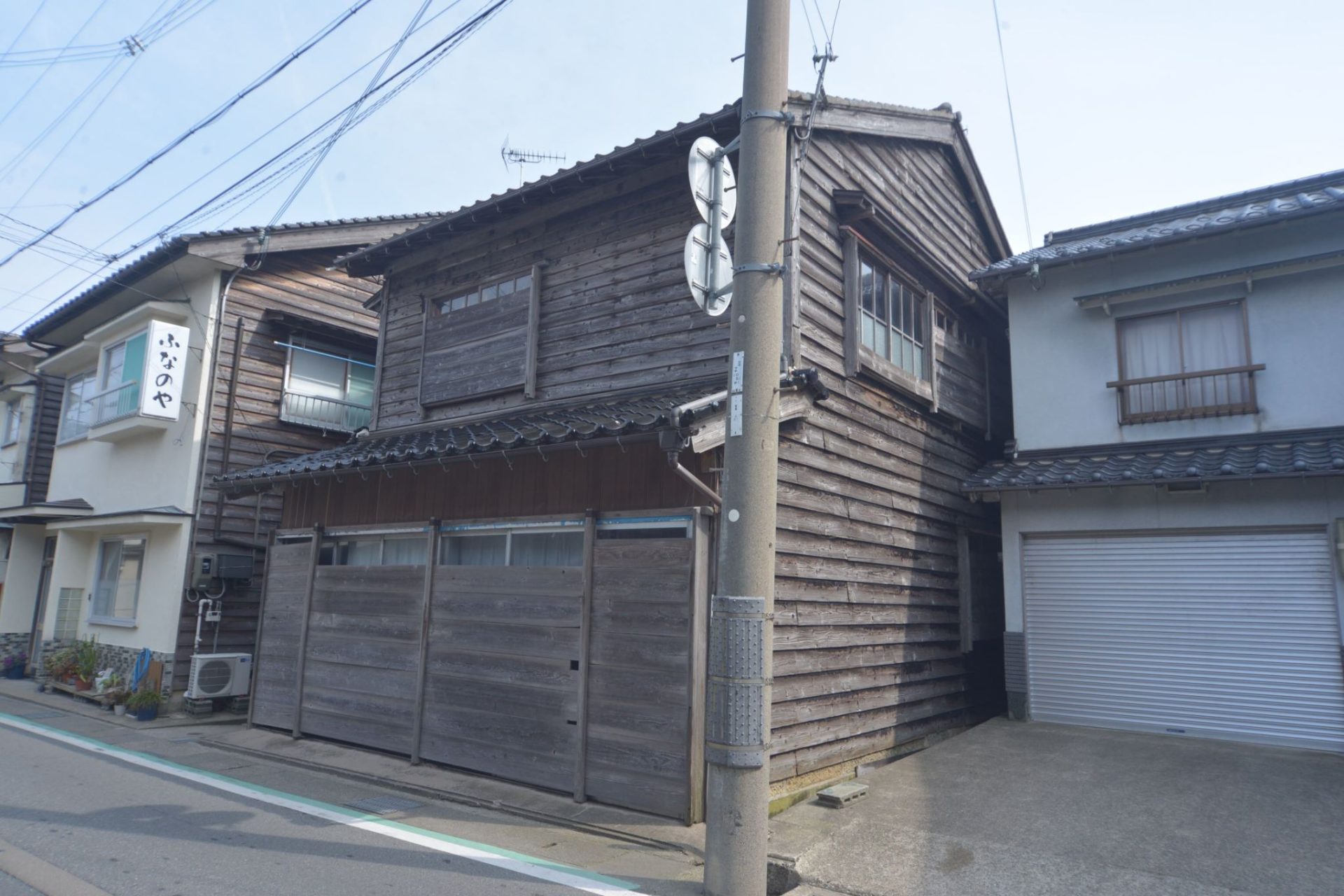 外観（窓の外側の板は季節風対策）