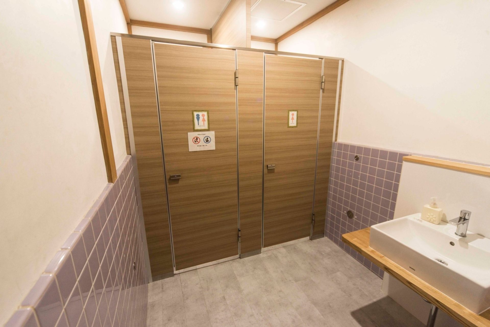 修繕後のトイレ＆洗面台（もちろん中の便器も綺麗な洋式）
