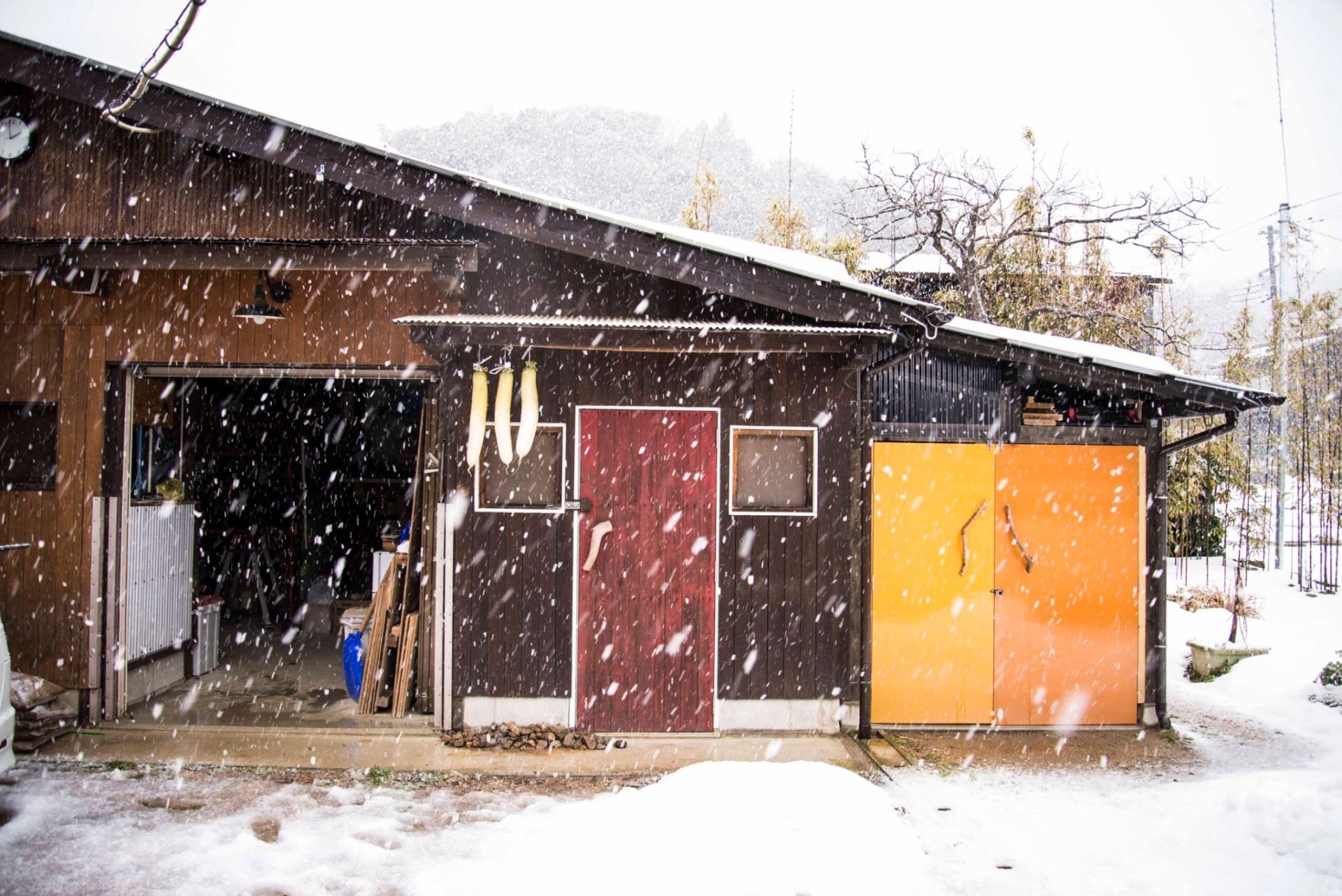 修繕中の小屋（取材時は雪）