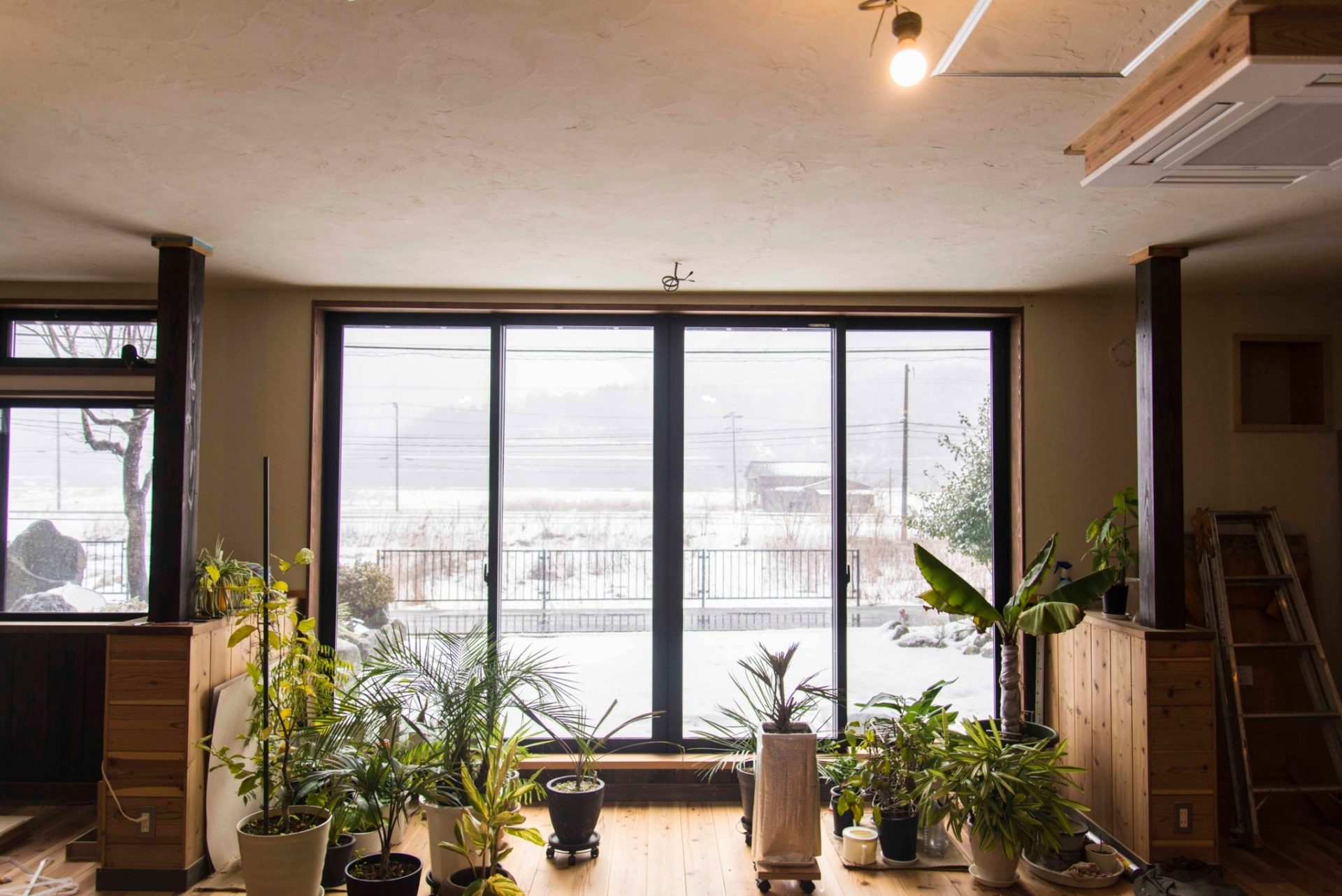 お店の飲食スペースには大きな窓（こちらも線路側なので素敵な風景）
