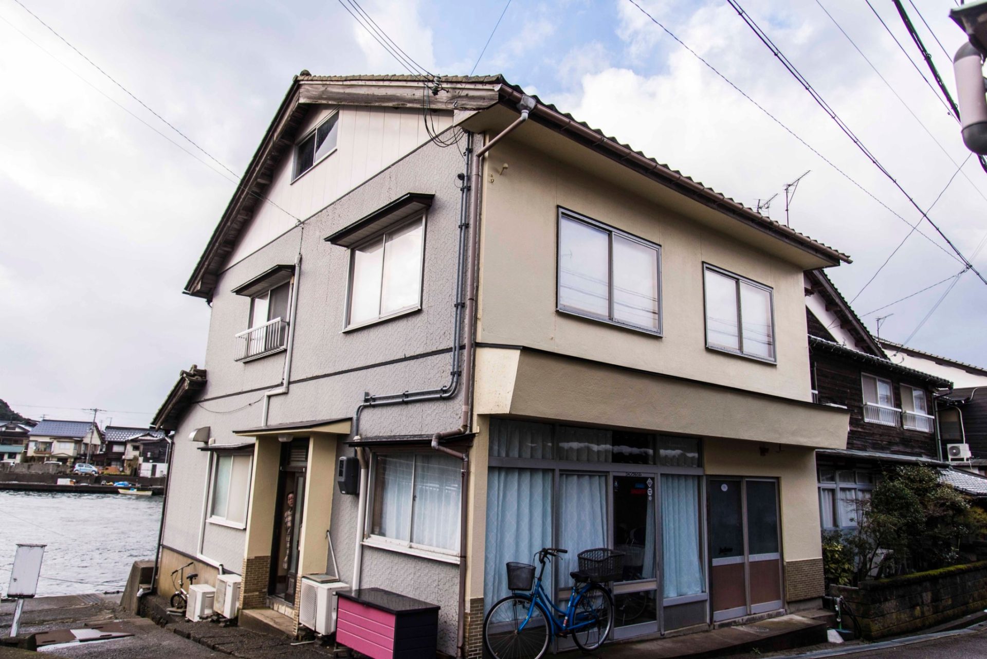 外観（対岸にも同じように船を係留している様子がわかる）