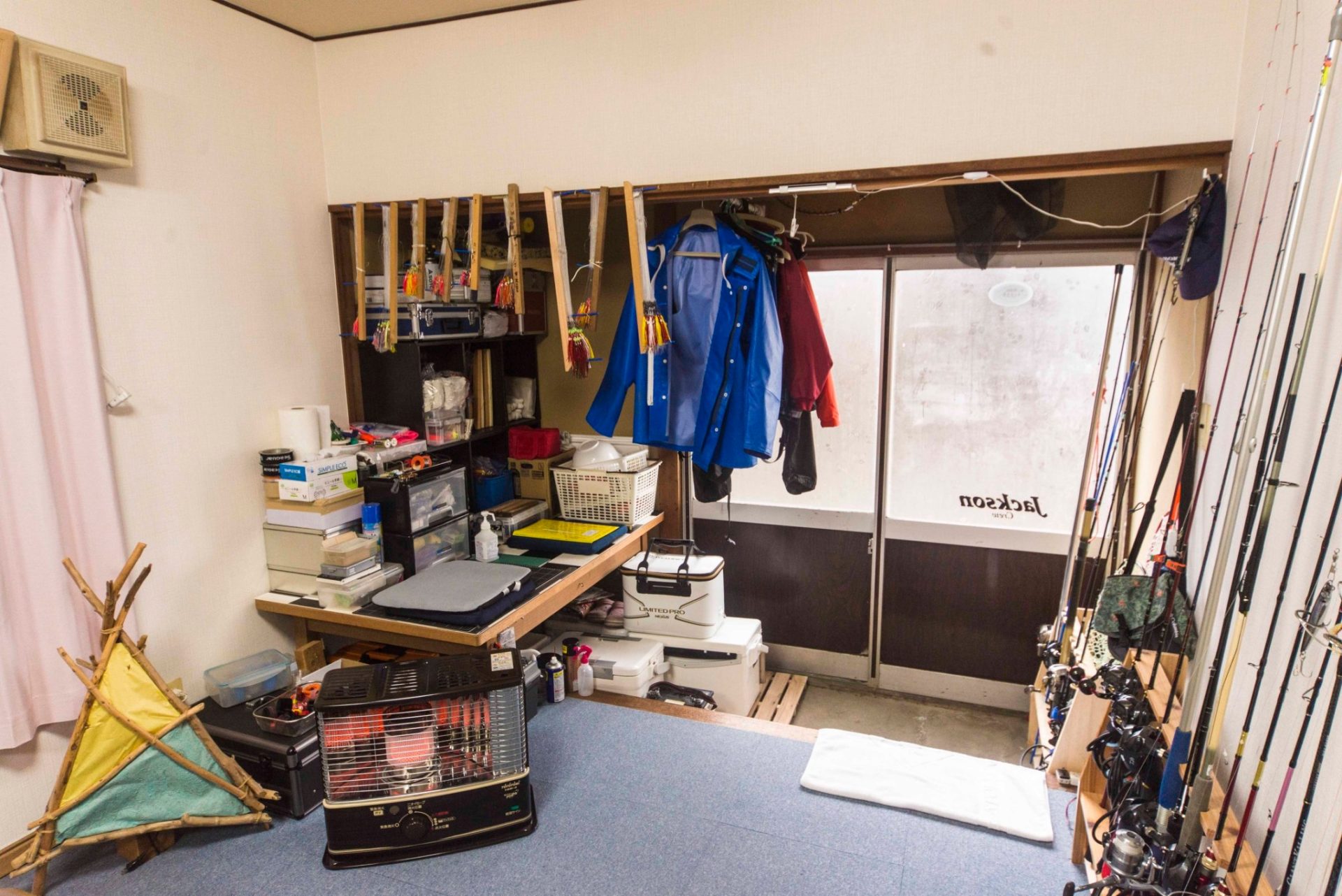 リビングの入口付近では元洋裁机が釣り具置き場として活躍