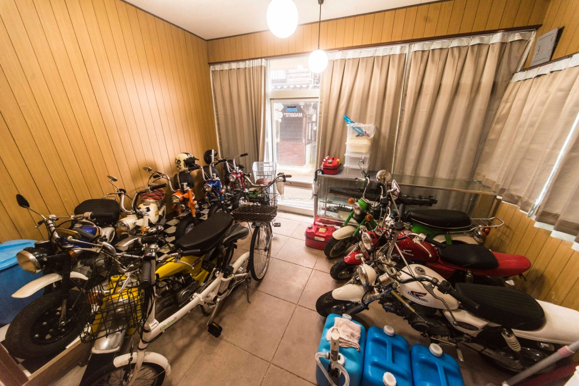 元展示スペースに並ぶ旦那様のバイクや奥様の戦艦大和