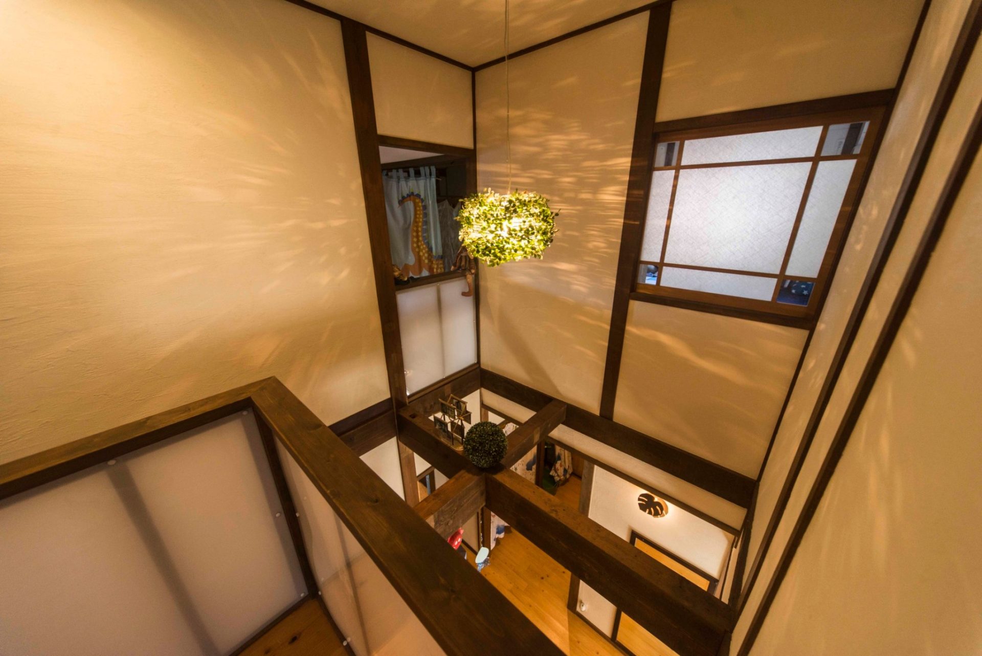 階段付近は吹き抜け＆おしゃれな照明でカフェのような雰囲気