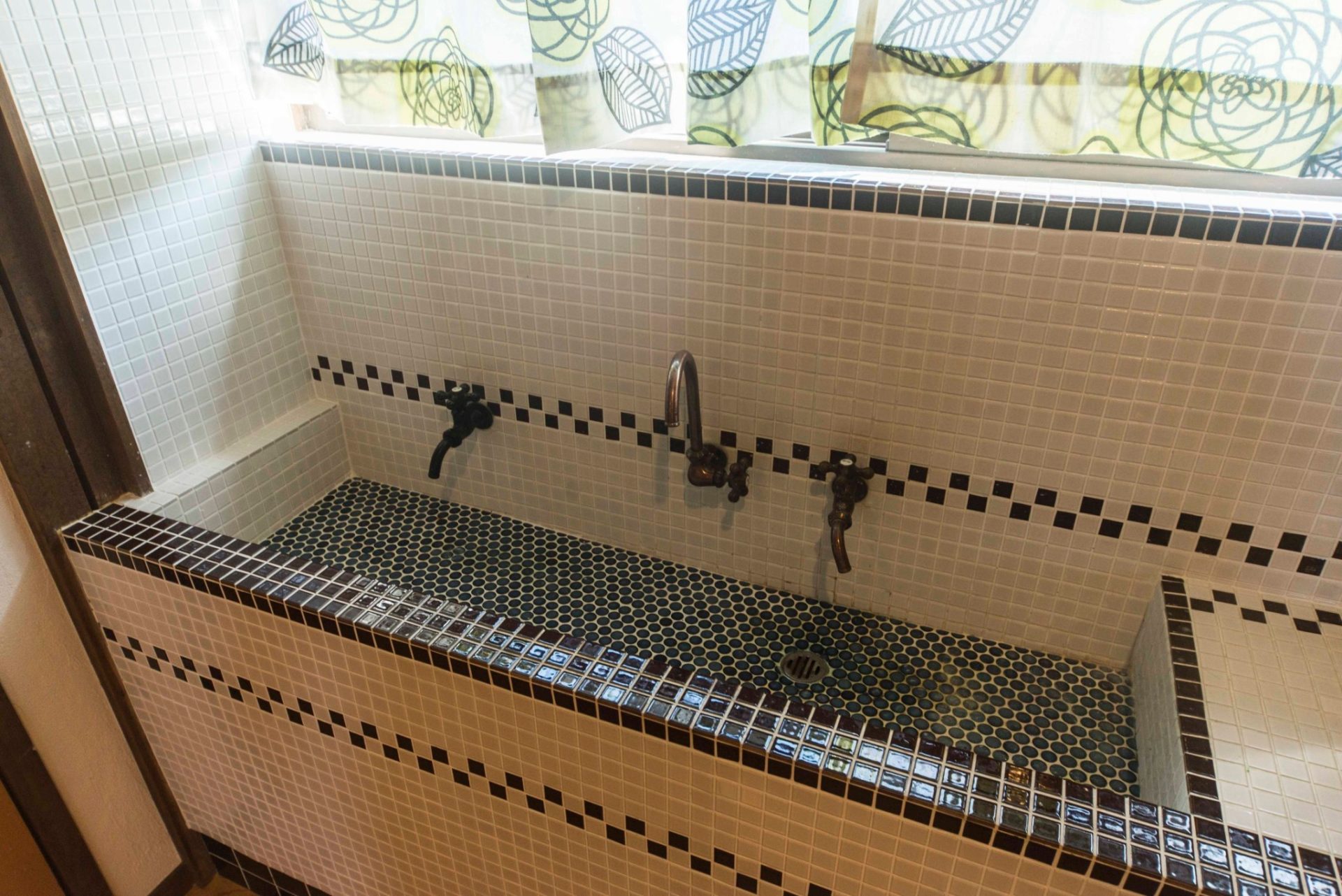 もともとあったタイルの洗面所はほぼそのまま活用