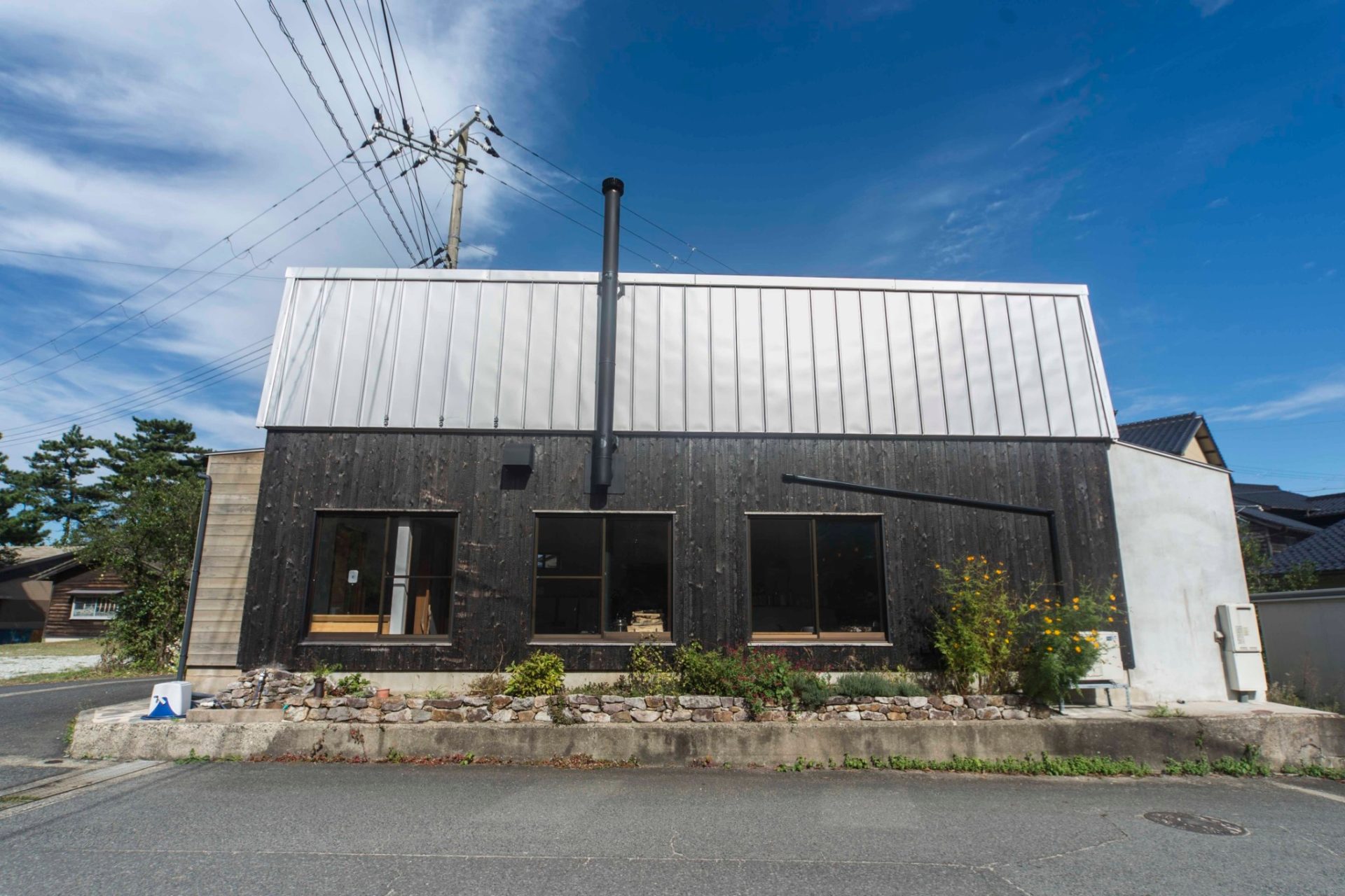 焼板の外壁と花壇